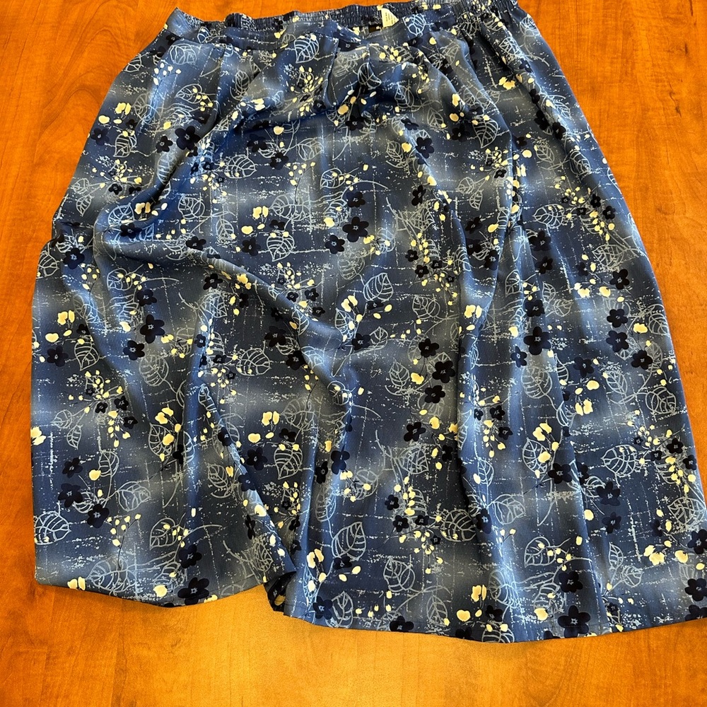 S93 - Sag Harbor Woman Navy Blue Cream White Floral Skirt 2x 18 20